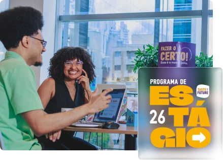Dupla de estagiários do Programa de Estágio Mondelez sorrindo no ambiente de trabalho com destaque para o selo com o texto 'Programa de Estágio 26 - Taste The Future'